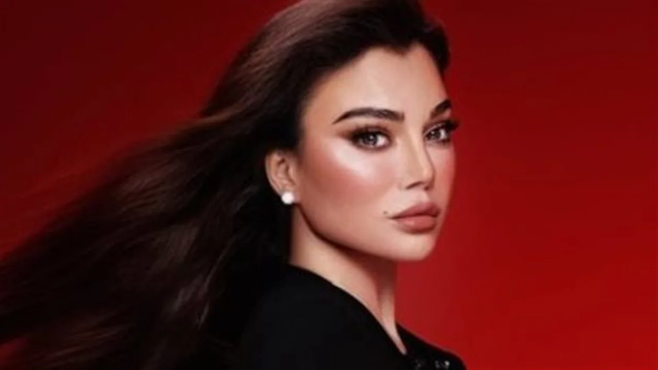 إطلالة باريسية ساحرة.. هيفاء وهبي تخطف الأنظار في أحدث عروض طوني ورد أوت كوتور